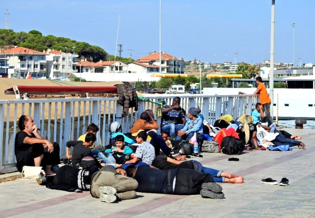 Çeşme'de 1 günde 6 operasyonda 127 göçmen yakalandı