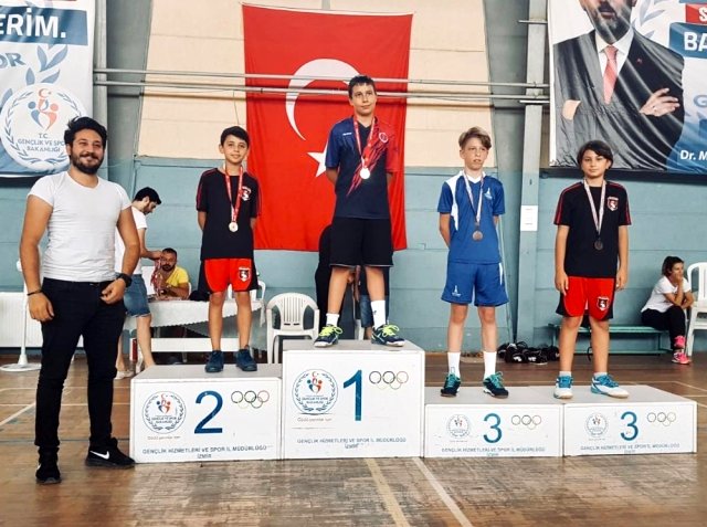 Çiğli, Badminton'da madalyaya doydu