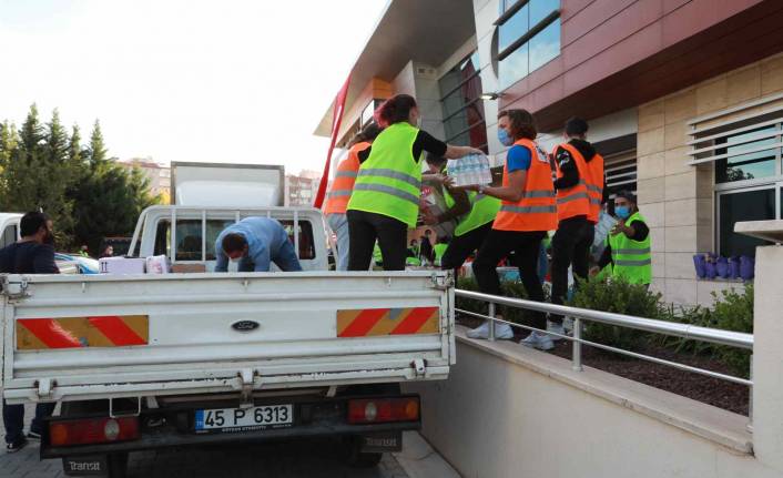 Bayraklı’nın gönüllü ordusu gece gündüz çalışıyor